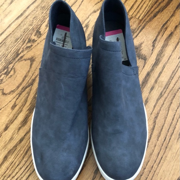 Journee Collection Blue Slip-On Wedge Sneakers - Picture 4 of 7